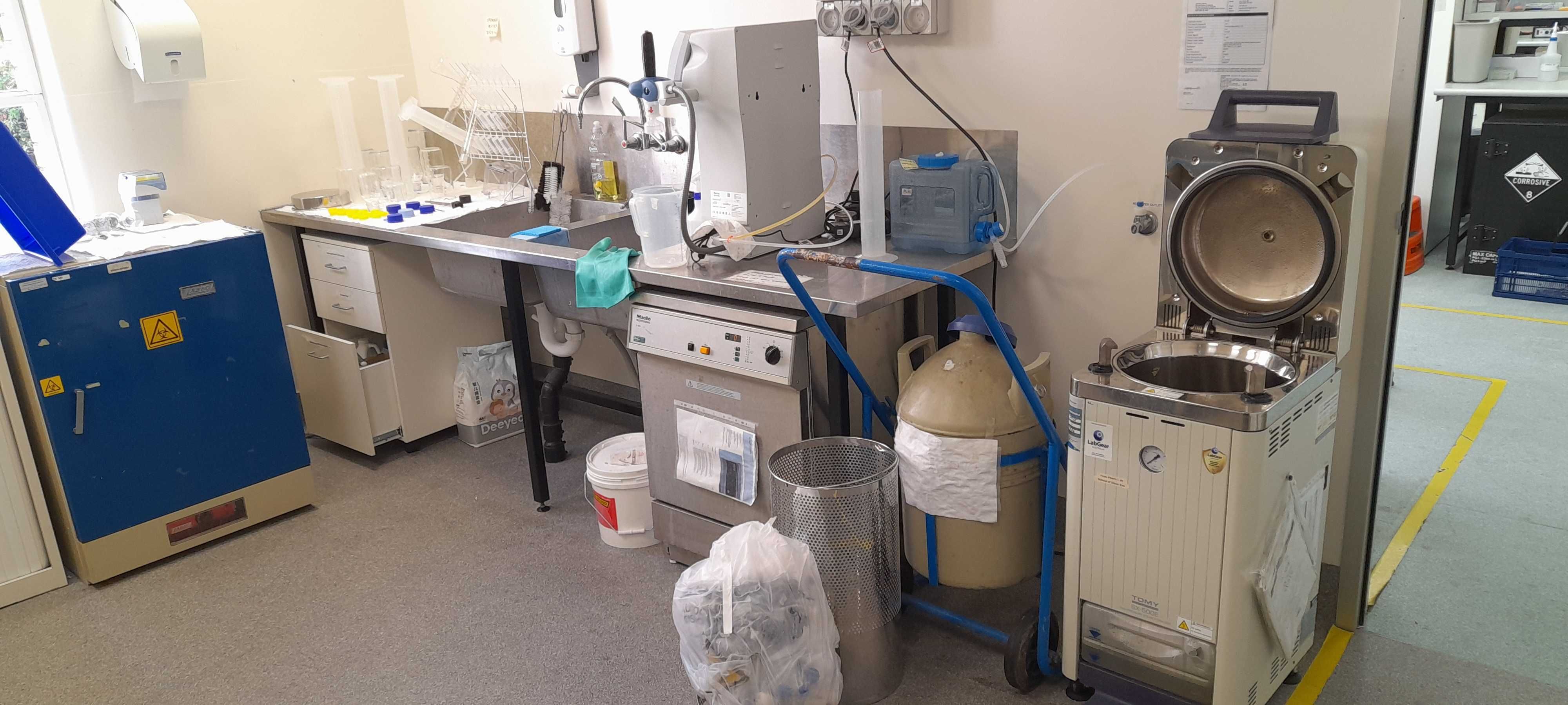 Autoclave and cleaning room